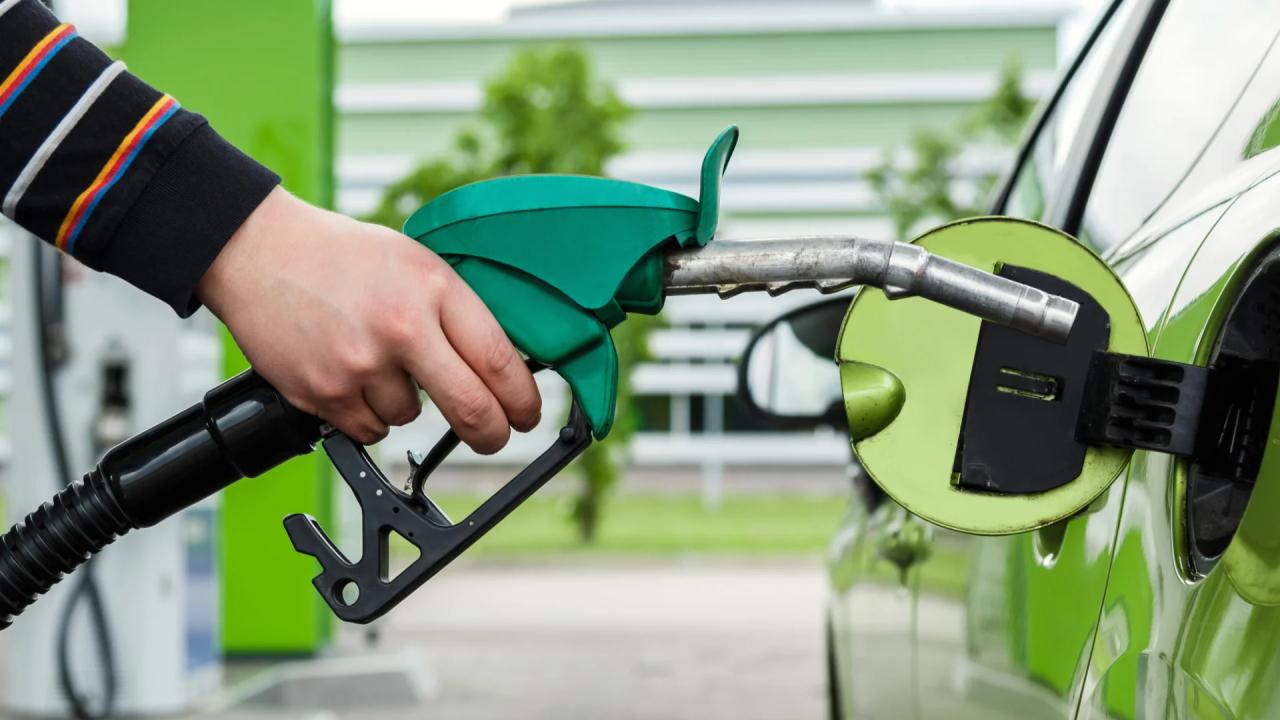 Person putting a fuel pump into their car